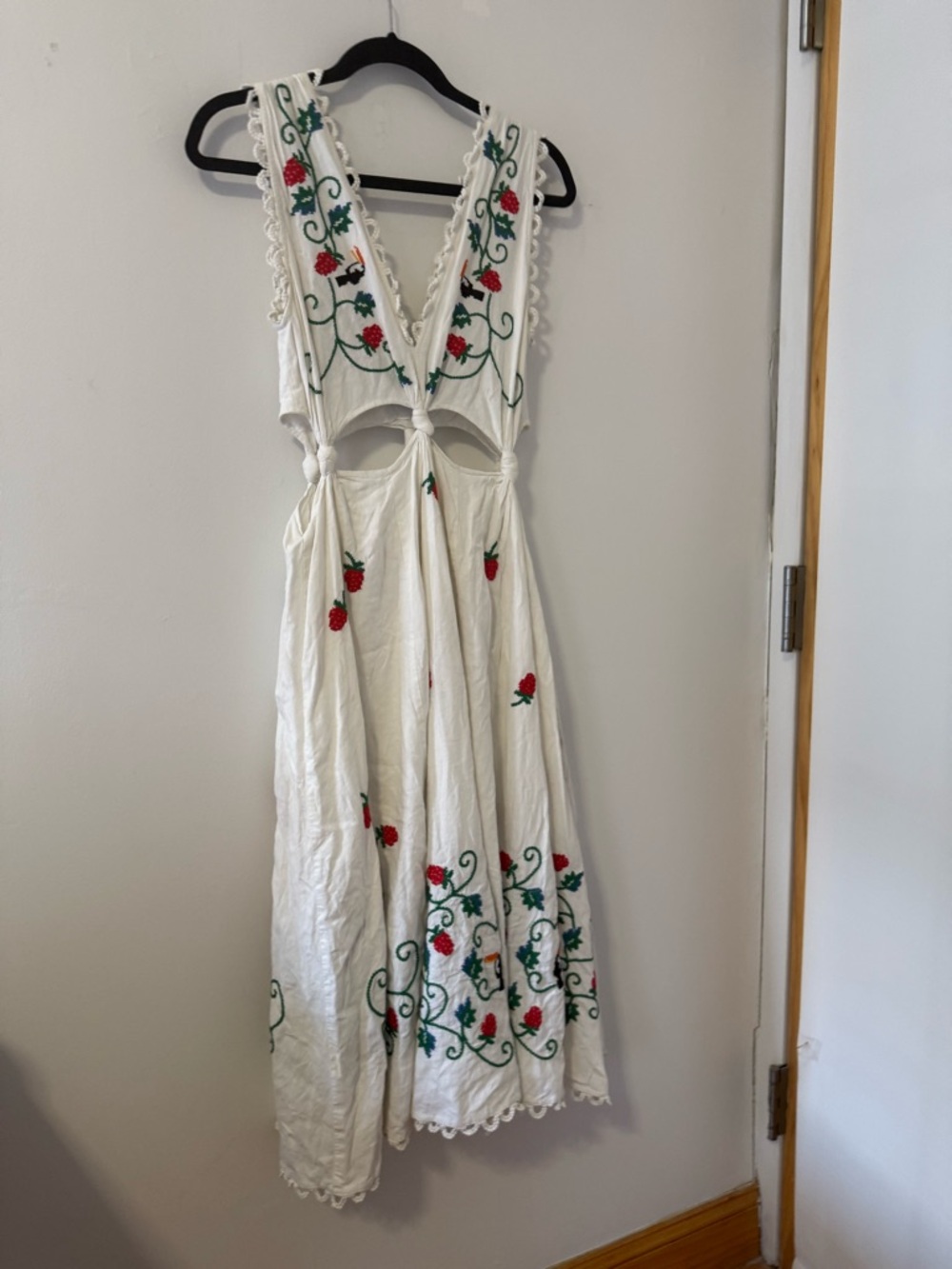 FARM Rio Cross Stitch Toucan Embroidered Midi Dress in Off-White - Picture 7 of 9